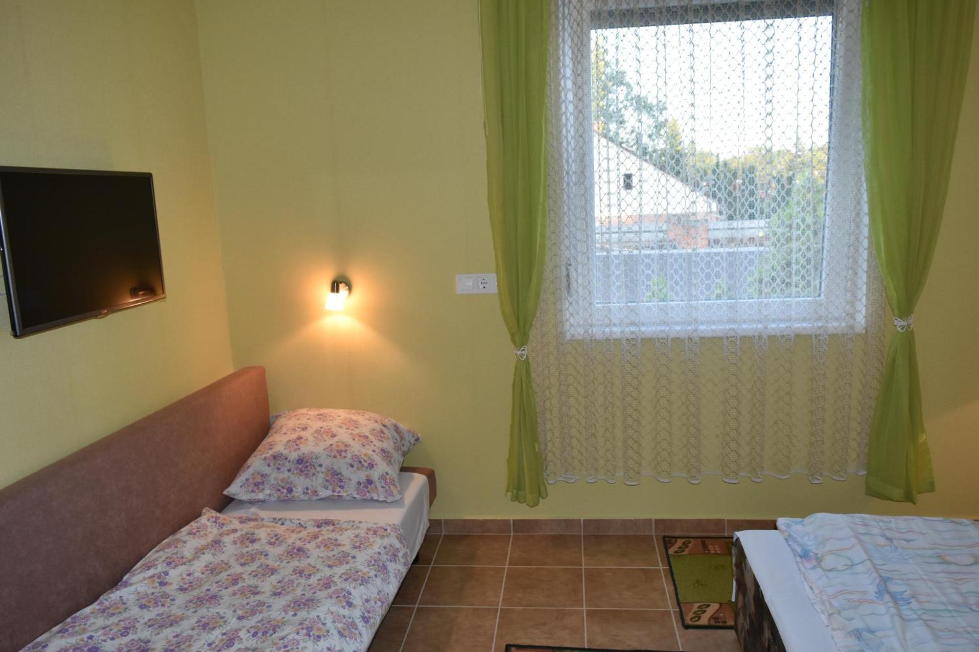 Apartment Aranypart 49-51 *