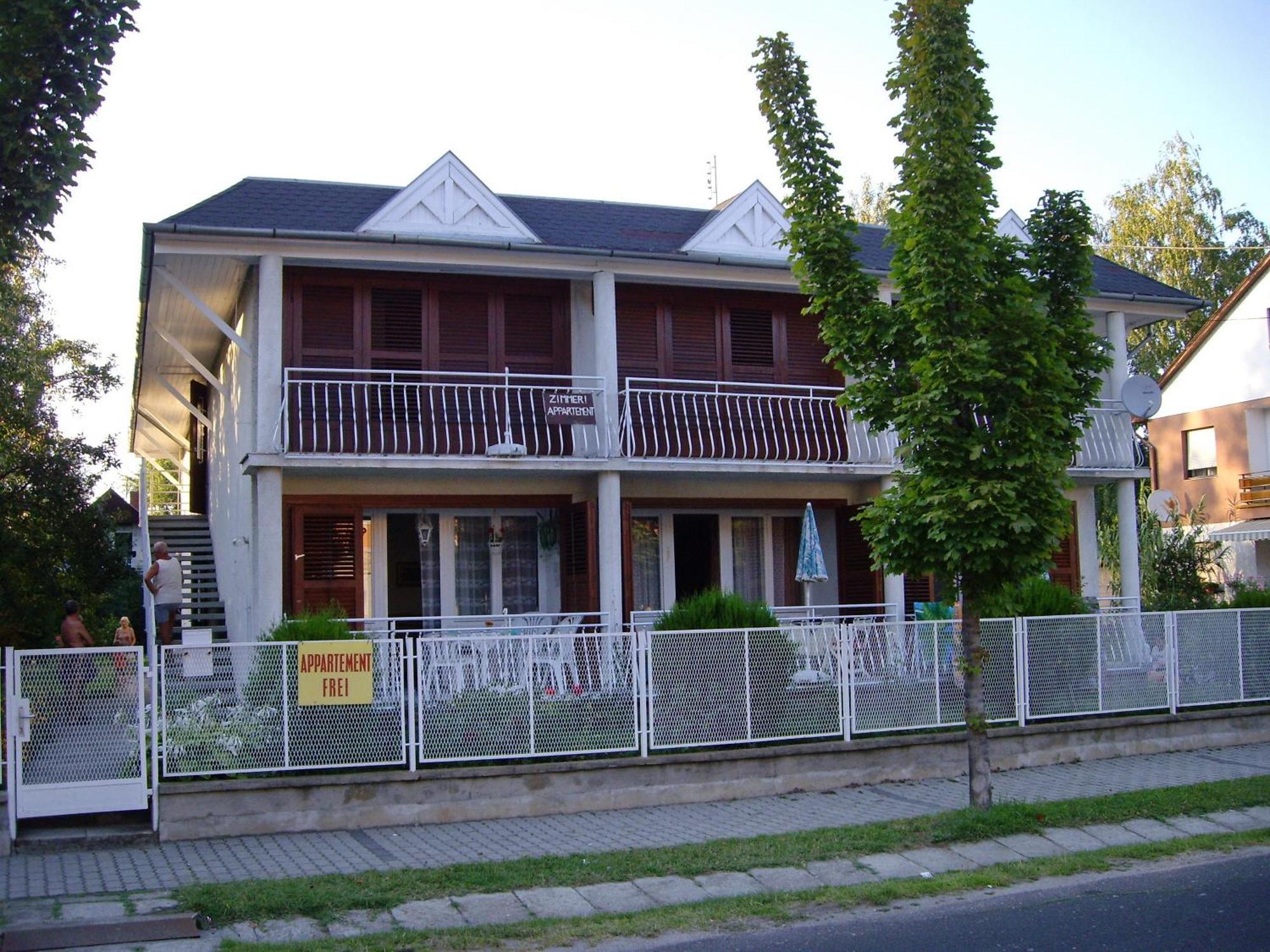 Apartment Aranypart 49-51 *